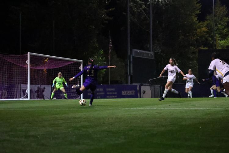 241010_SydneyKoeppen_WSoccerVsMichigan9